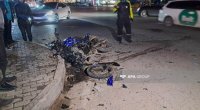 Bakıda motosikletlə minik avtomobili toqquşdu, 1 nəfər ağır yaralandı - FOTO