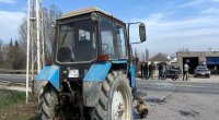 Sabirabadda avtomobil traktorla toqquşdu - Ağır yaralanan var