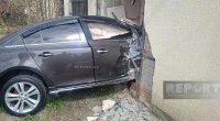 Gəncədə avtomobil mənzilə çırpıldı &ndash; FOTO