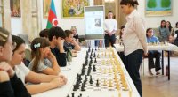 Azərbaycan çempionu Vyanada eyni vaxtda 15 şahmatçı ilə oynadı - FOTO