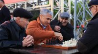 Anar Ələkbərov bulvarda təqaüdçülərlə şahmat oynadı - FOTO