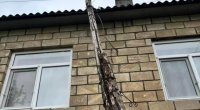 Zaqatalada elektrik dirəyi evin damına əyilib: Sakinlər təhlükə ilə ÜZ-ÜZƏ