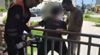 Ayağı dəmir barmaqlıqların arasında qaldı - VİDEO