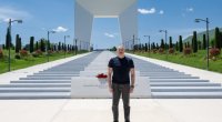 İlham Əliyev Xankəndi şəhərində Zəfər tağının önünə gül dəstələri düzdü - FOTO
