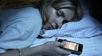 Telefonu başınızın yanında saxlayıb yatırsınız? &mdash; Mütəxəssislər risklərdən danışdı