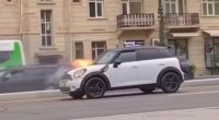 Bakıda avtomobil yolun ortasında yandı &ndash; VİDEO