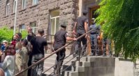 İrəvanda gərginlik: MSK rəsmi nəticələri elan etdi, müxalifət binanın qarşısına toplandı - VİDEO