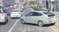 Maşını avtobus zolağında saxlayıb getdi &ndash; VİDEO