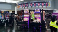 Hava limanında gözləməkdən yoruldu, 3.3 milyon dollar QAZANDI