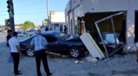 Maştağada &ldquo;Mercedes&rdquo; mağazaya çırpıldı &ndash; VİDEO