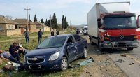 Azərbaycanda DƏHŞƏTLİ QƏZA: Yük maşınının vurduğu avtomobil piyadalara çırpıldı - Ölənlər var