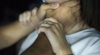 Qohumların yanında arvadını boğdu, öldüyünü düşünüb - Polisə təslim oldu