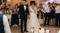 Toyda bəy əsəbləşərək tortu yerə çırpdı &ndash; VİDEO