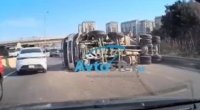 Bakı-Sumqayıt yolunda betonqarışdıran maşın aşdı &ndash; VİDEO