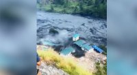 Nepalda çay məcrasından çıxdı, qarşısına çıxanı məhv etdi - VİDEO