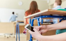 Yeni dəyişiklik GÜNDƏMDƏ – Məktəbə telefon gətirən şagirdin valideyni cərimələnəcək?