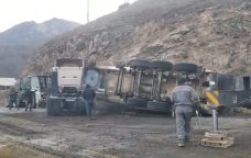 Laçın-Şuşa yolunda yük maşını aşıb, yol bağlanıb - FOTO