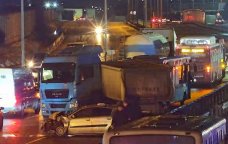 Yasamalda buzlu yol qəza yaratdı, yol bağlandı - FOTO