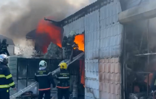 Dərnəgüldə yanan obyektin yaxınlığındakı mağazalar təxliyə edilir - VİDEO