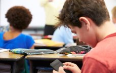 Şagirdlərdə telefon asılılığının QORXUNC FƏSADLARI &ndash; Qadağalar tətbiq etməyin VAXTIDIR