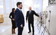 İlham Əliyev Vensə bu fotoları göstərdi &ndash; VİDEO