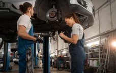 Maşınların &ldquo;dərdi&rdquo;ni bilən USTA XANIMLAR - Azərbaycanda qadınlardan ibarət təmir servis xidməti yaradılır? &ndash; VİDEO