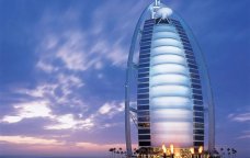 "Bürc əl-Ərəb" hoteli İranın hücumu zamanı zədələnib - VİDEO