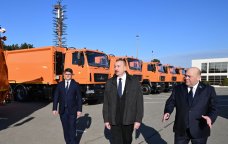 İlham Əliyev Bakıda məişət tullantıları daşıyan texnikalarla tanış oldu - FOTO/VİDEO