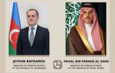 Ceyhun Bayramov səudiyyəli həmkarı ilə Yaxın Şərqdəki vəziyyəti müzakirə etdi