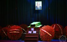 İlham Əliyev və Mehriban Əliyeva Rasim Balayevlə vida mərasiminə əklil göndərdilər