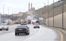 Paytaxtda torpaq sürüşməsi TƏHLÜKƏSİ &ndash; Bu yolda hərəkət məhdudlaşdırıldı