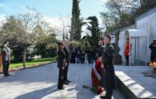 Prezident Tbilisidə Qəhrəmanlar Memorialını ziyarət etdi - FOTO/VİDEO