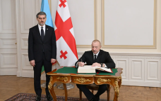 Prezident Tbilisidə xatirə kitabına nələri yazıb? - VİDEO