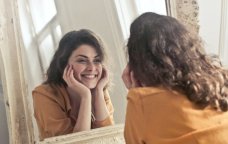 Küçədə, ictimai nəqliyyatda öz-özünə danışmaq... &ndash; Hansı psixoloji problemin XƏBƏRÇİSİDİR?