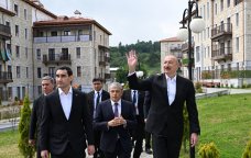 Prezidentlər Şuşa şəhərində inşa edilmiş birinci yaşayış kompleksində - FOTO