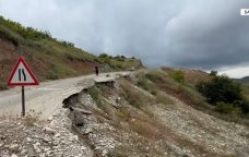 Şamaxıda torpaq sürüşməsi yolları yararsız hala saldı - VİDEO
