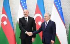 Şavkat Mirziyoyev İlham Əliyevi "Ali Dostluq Dərəcəsi" ordeni ilə təltif etdi - FOTO