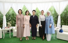 Mehriban Əliyeva Bişkekdə dekorativ-tətbiqi sənət ustalarının əl işlərindən ibarət sərgidə - FOTO/VİDEO