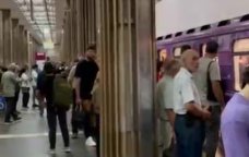Bakı metrosunda NASAZLIQ &ndash; Qatarların hərəkəti dayandı - VİDEO