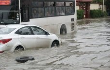 Yağışdan sonra su altında qalan avtomobillər - Zərərini sığorta qarşılayır?