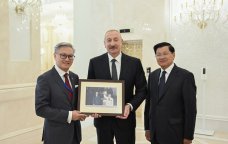 İlham Əliyev Laos Prezidentinə 40 il əvvələ aid tarixi FOTONU göstərdi