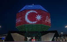 Belarus Milli Kitabxanasının binası Azərbaycan bayrağının rəngləri ilə işıqlandırıldı - VİDEO