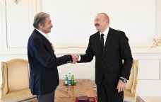 İlham Əliyev Fərhad Xəlilova &ldquo;İstiqlal&rdquo; ordenini təqdim etdi &ndash; FOTO/VİDEO