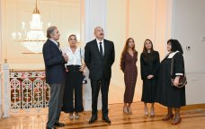 İlham Əliyev ailə üzvləri ilə retrospektiv sərgidə - FOTO