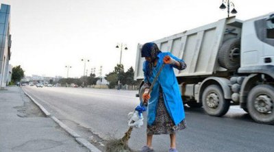 Yolu süpürən qadını maşın vurub öldürdü