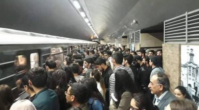 “28 may” metrosundakı sıxlıqdan sərnişinin “ürəyi getdi” - VİDEO