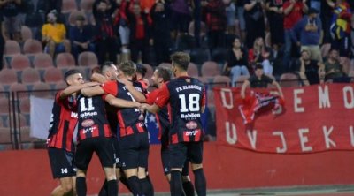 Klub prezidenti baş məşqçi və bütün futbolçuları komandadan qovdu