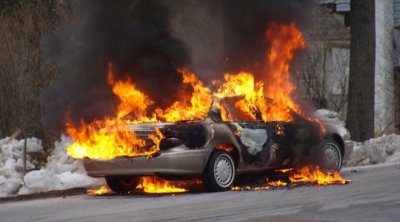 Bakıda “Mercedes” yandı