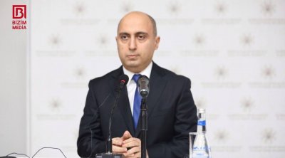 Emin Əmrullayev: Növbəti tədris ilində kağız jurnal ləğv olunacaq