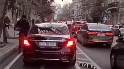 Paytaxtda “Mercedes” sürücüsü velosiped zolağında maşın sürdü – VİDEO